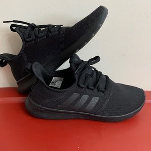 Adidas black tennis shoe size 8 preowned non-smoker